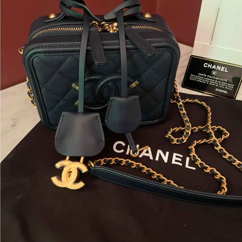 Chanel Caviar CC Filigree Vanity Case - Picture 3 of 11